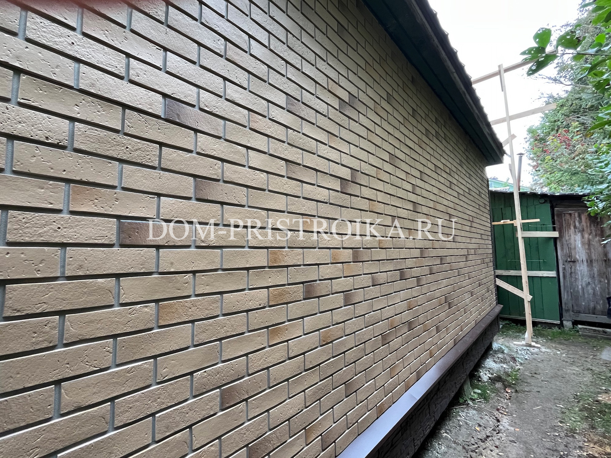 Отделка дома фасадными панелями Docke Berg (золотой)