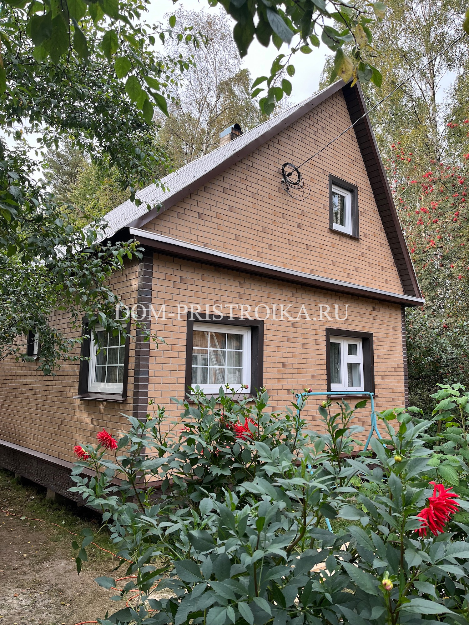 Отделка дома фасадными панелями Docke Berg (золотой)
