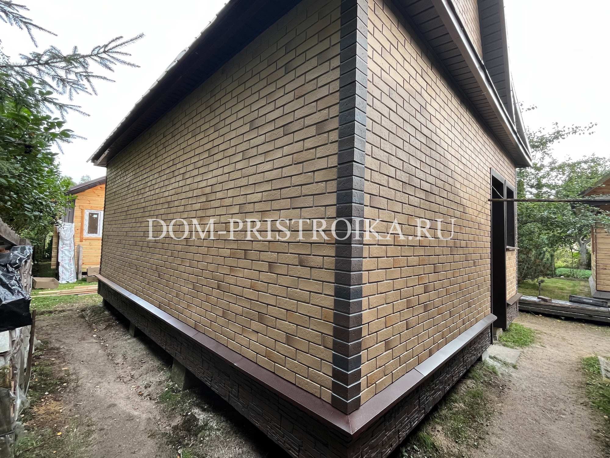 Отделка дома фасадными панелями Docke Berg (золотой)